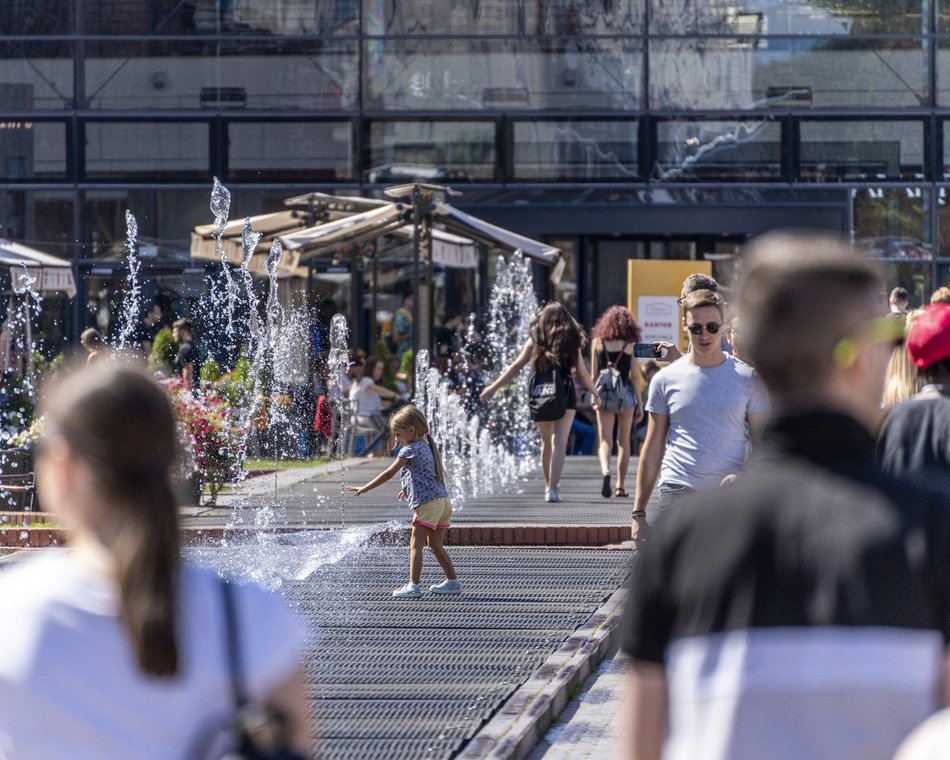 ludzie w centrum miasta