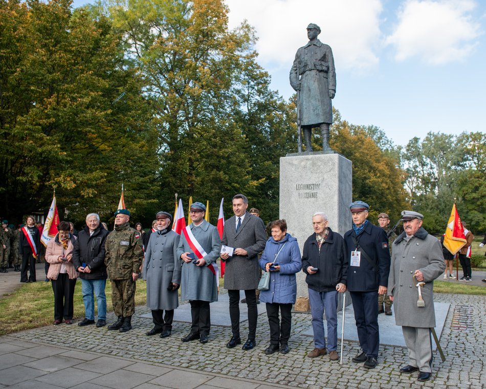 Obchody Łódzkiego Października Legionowego. Uroczystość pod pomnikiem Legionisty