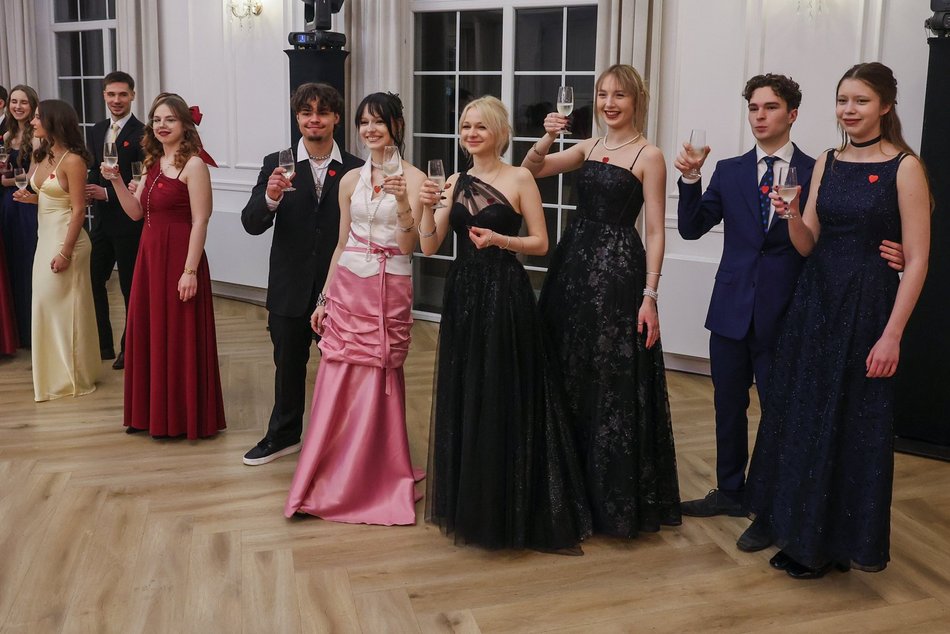 Łódź. Studniówka II LO w Łodzi. Wspaniali maturzyści świętowali w Pałacu Skotniki