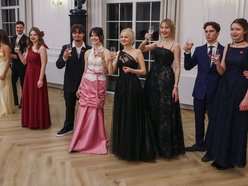 Łódź. Studniówka II LO w Łodzi. Wspaniali maturzyści świętowali w Pałacu Skotniki