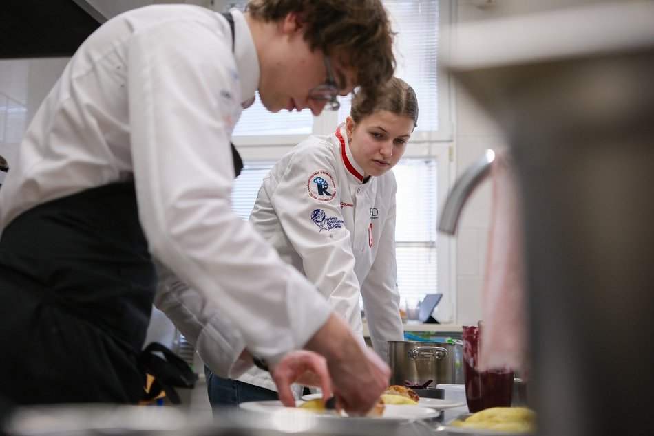 Łódź. Uczniowie Zespołu Szkoł Gastronomicznych w Łodzi