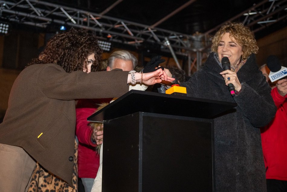 Choinka na Piotrkowskiej w Łodzi już świeci! Tłumy łodzian na placu Wolności