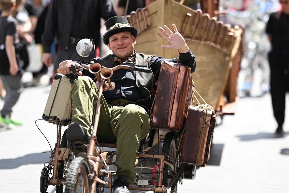 Kolorowa parada przeszła Piotrkowską z okazji urodzin Manufaktury