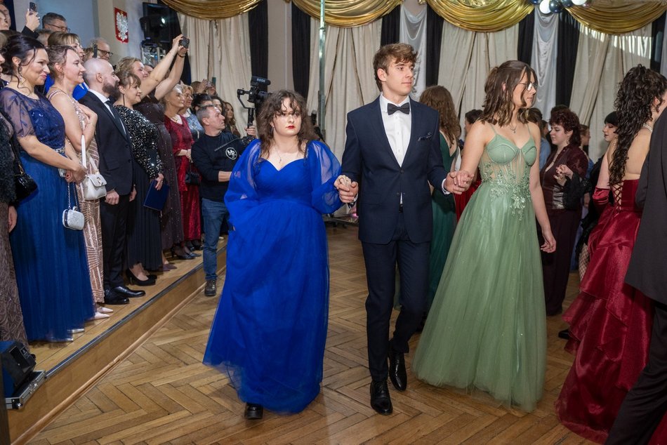 Łódź. Studniówka XXVI LO w Łodzi. Ależ oni zatańczyli... i jak pięknie wyglądali!