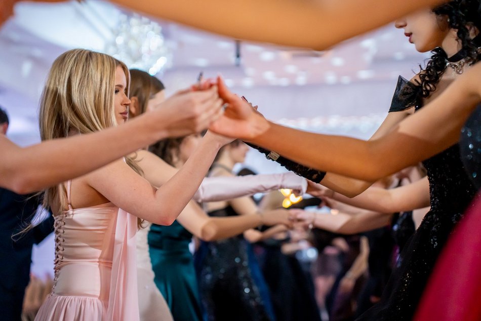 Łódź. Studniówka IV LO w Łodzi. Kreacje, które zapierały dech i radość na twarzach młodzieży