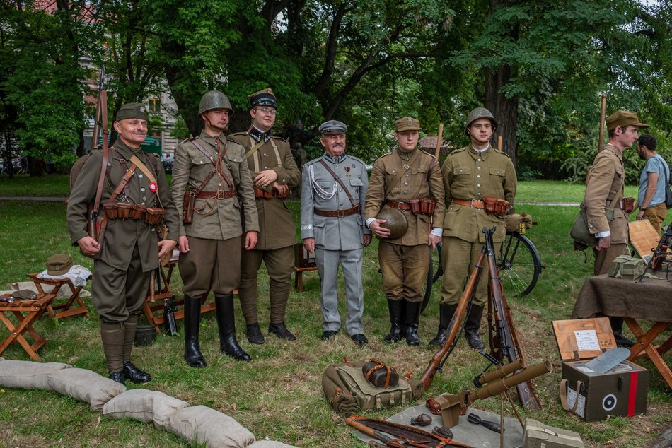 Łódź. Co robić w długi weekend w Łodzi? Kino pod chmurką, Rave for Dogs, Targ Staroci, wegański festiwal kulinarny