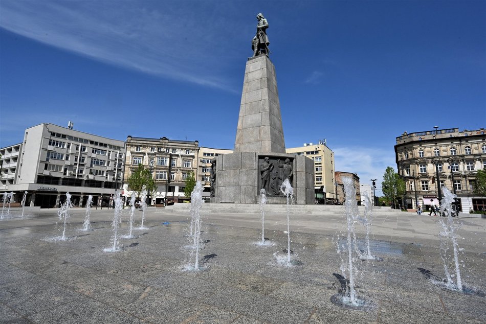 Pochyła nawierzchnia placu Wolności