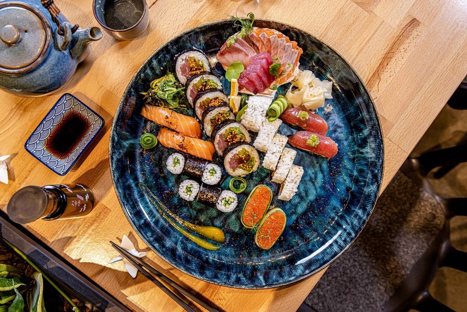 Sushi na talerzu serwowane w najlepszych restauracjach w Łodzi