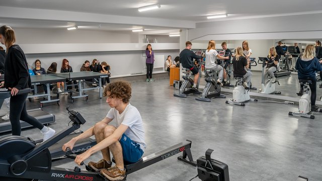Uczniowie IX LO w Łodzi mogą korzystać z nowoczesnej siłowni [ZDJĘCIA]