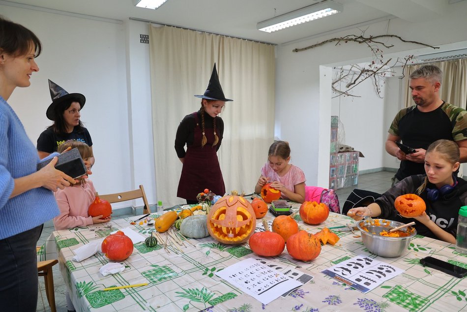 Wycinanie dyń w Ogrodzie Botanicznym w Łodzi