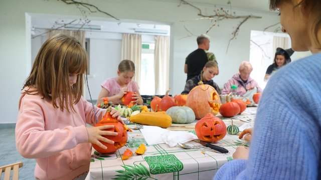 Wycinanie dyń w Ogrodzie Botanicznym w Łodzi. Międzypokoleniowe spędzanie czasu