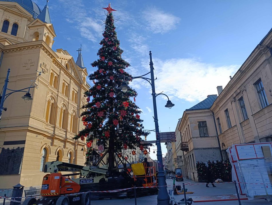 Łódź. Choinka na Piotrkowskiej prawie gotowa