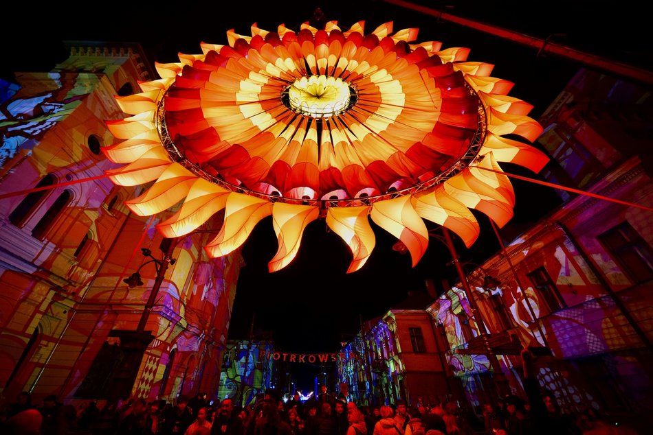 Wielkie słońce oświetla plac Wolności! Niezwykła atrakcja na Light Move Festival 2025 Łódź