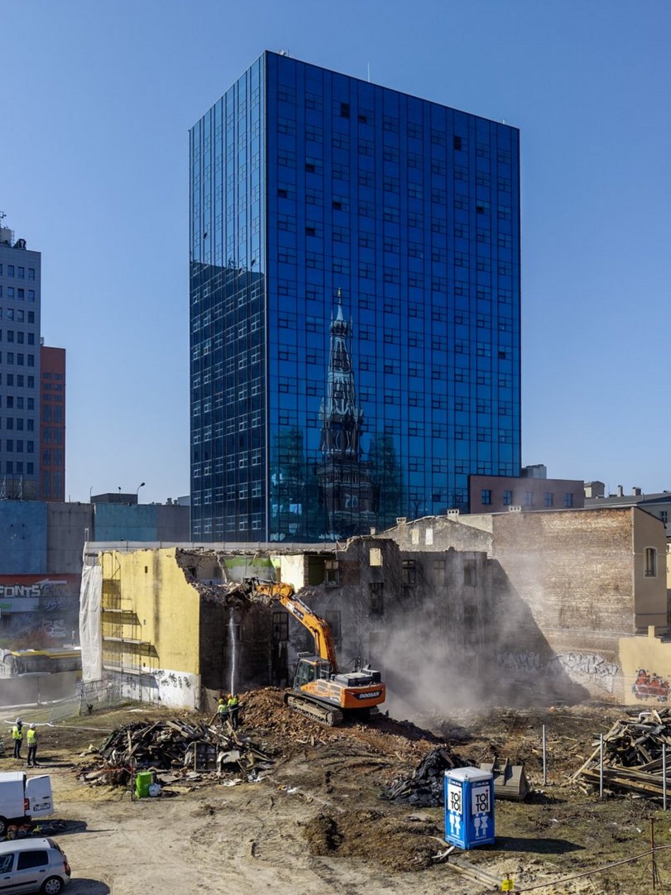 Łódź. Wyburzanie zrujnowanej kamienicy przy Sienkiewicza