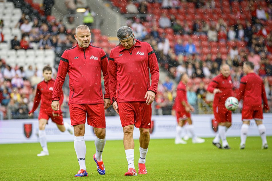 Łódź. Mecz Gwiazd w Łodzi. Na murawie Boniek, Krzynówek, Krychowiak