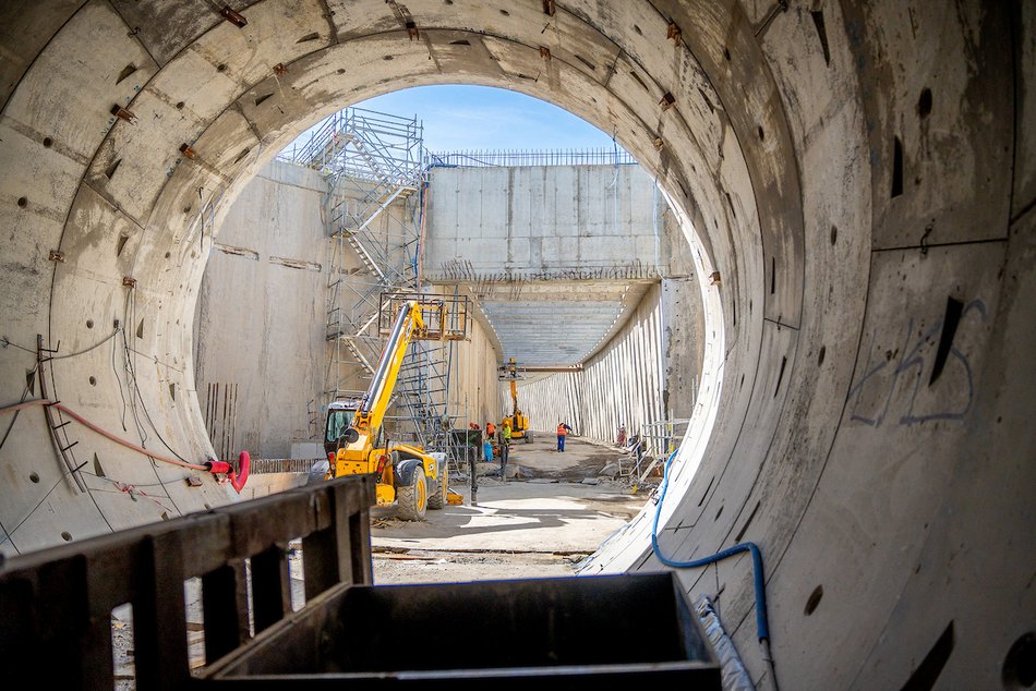 Łódź. Tunel pod Łodzią. Na stacji Łódź Koziny powstają już perony i stropy przystanku