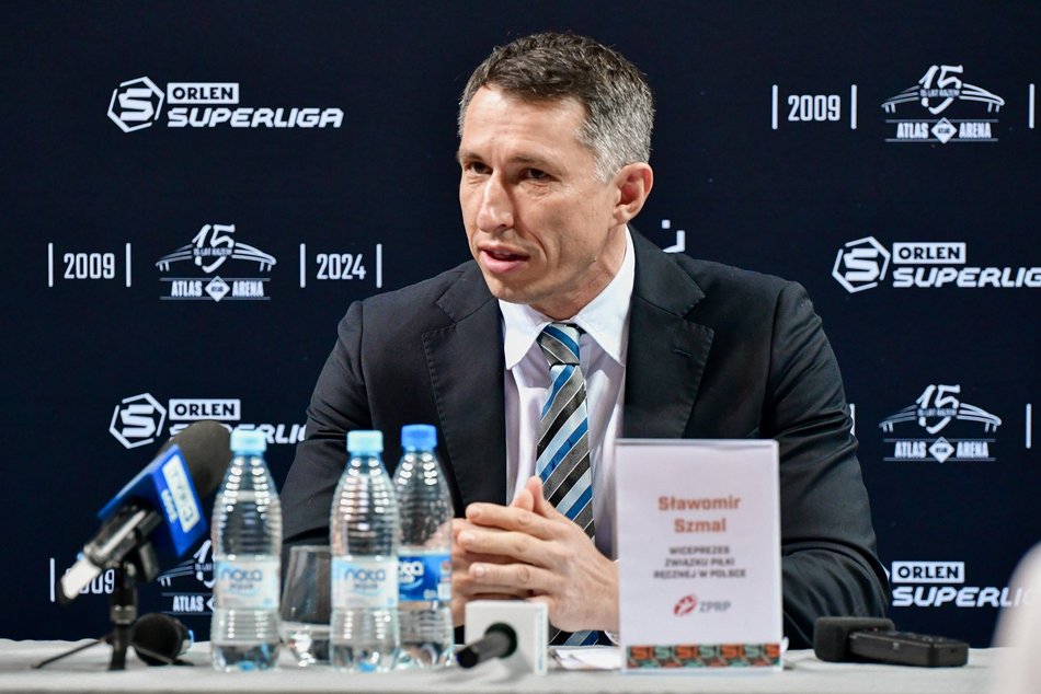 męzczyzna podczas konferencji prasowej