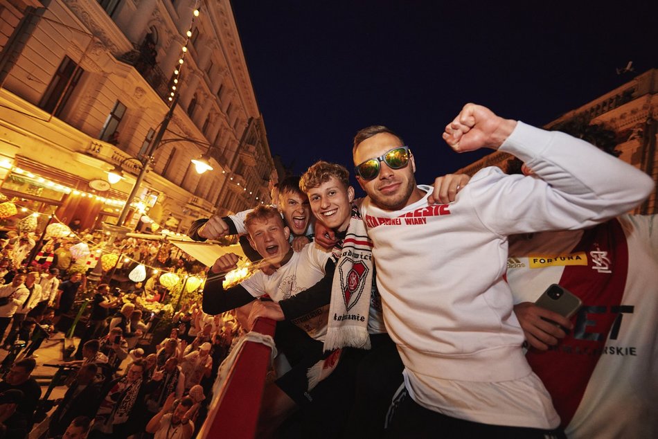 kibice i piłkarze świętują sukces