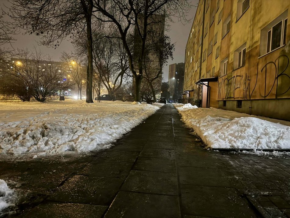 Łódź. Drogowcy walczą z gołoledzią