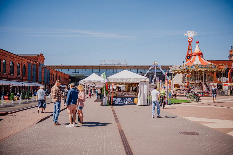 Łódź. Majówka w Manufakturze w Łodzi. Włoski jarmark, festiwal karuzel i wiele więcej