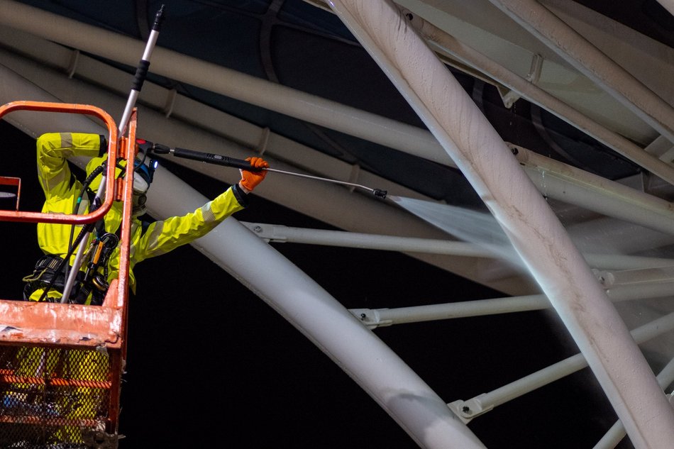 Wielkie sprzątanie Stajni Jednorożców. Przystanek umyty po sam dach!