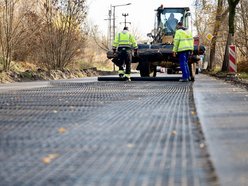 Remont Brzezińskiej w Łodzi. Kładą już asfalt na kolejnym odcinku