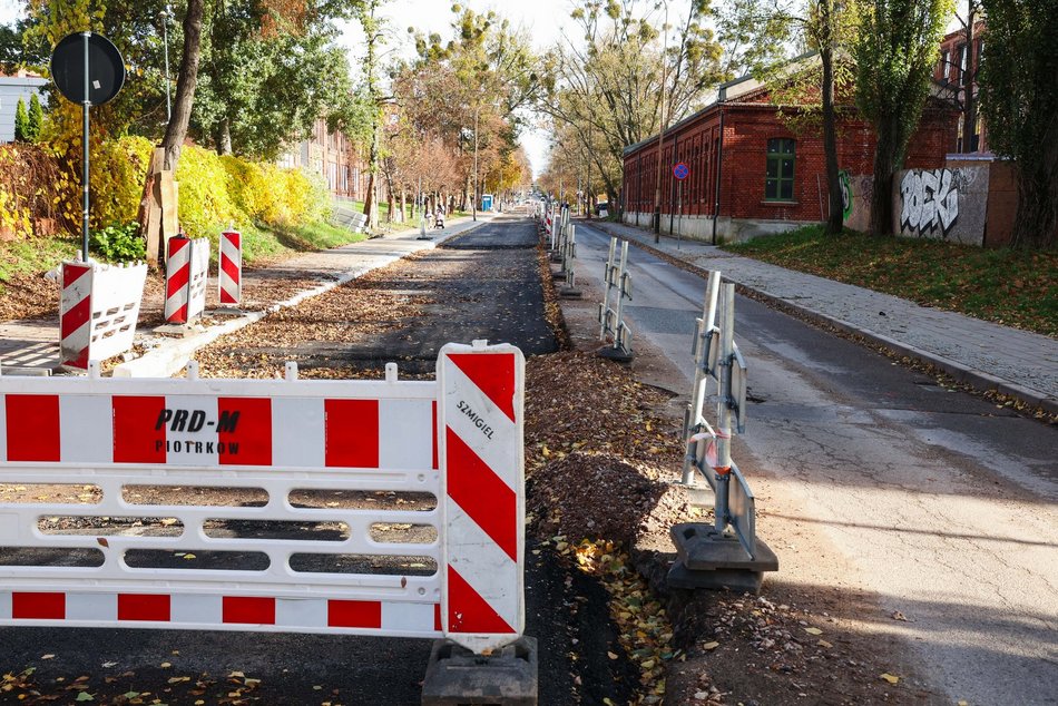 Remont Tymienieckiego w Łodzi. Widać już nowy asfalt, gotowy jest też nowy chodnik