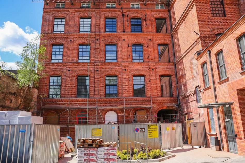 Łódź. Remont fabryki przy Sienkiewicza. Nowe wnętrza, winda, schody i brama do budynków