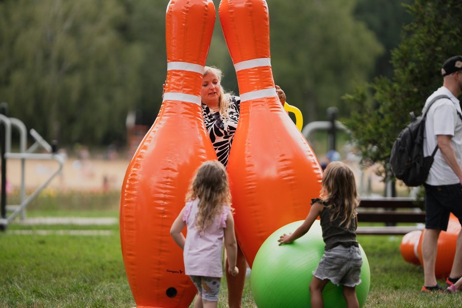 Chill na pikniku w Arturówku z okazji 602. Urodzin Łodzi. Alpaki, dmuchańce i bańki mydlane
