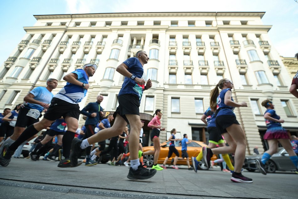Łódź. Bieg Ulicą Piotrkowską Rossmann Run 2025 wystartował! Walka o życiowe rekordy