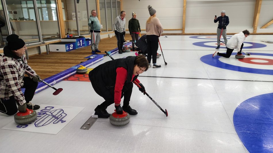 Curling - łódzcy seniorzy na lodzie