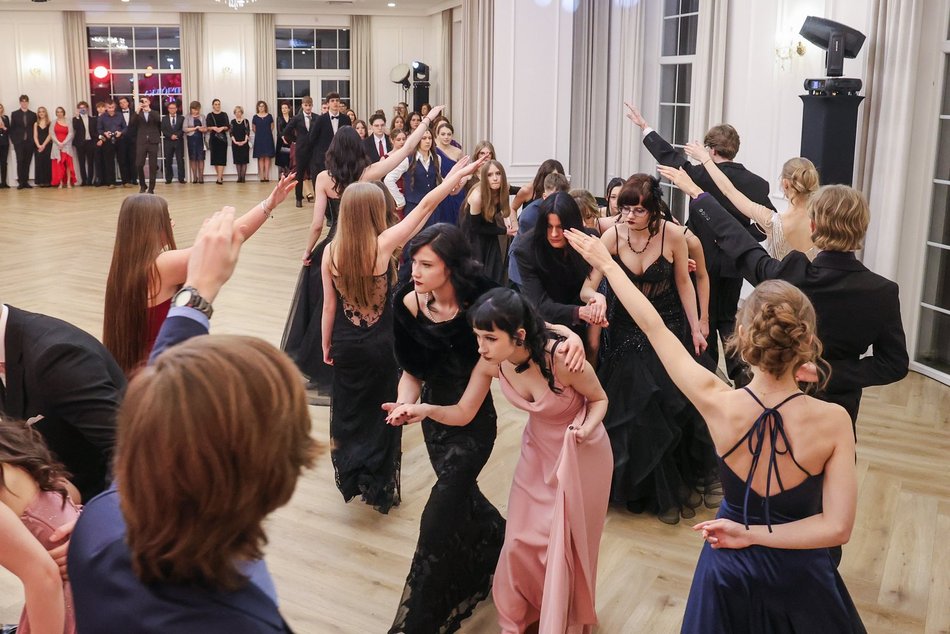 Łódź. Studniówka II LO w Łodzi. Wspaniali maturzyści świętowali w Pałacu Skotniki