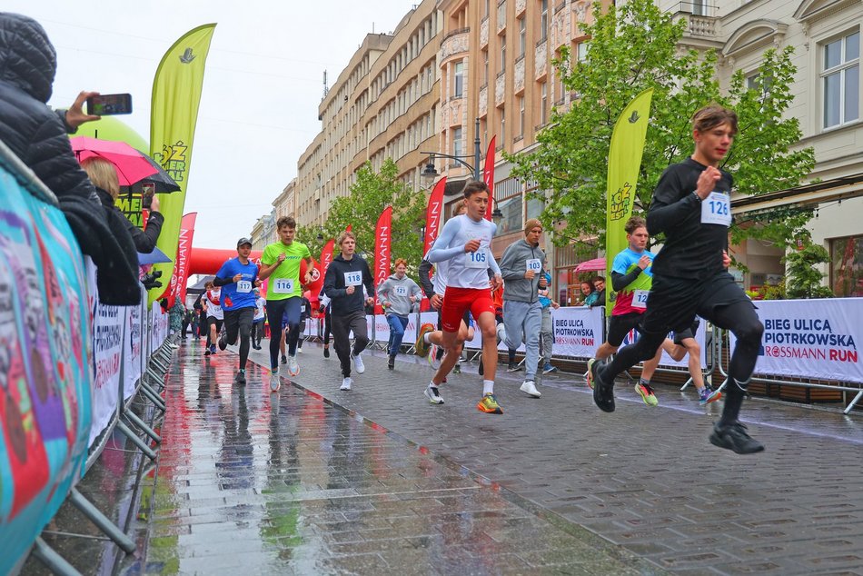 Mini Bieg Ulicą Piotrkowską w Łodzi w deszczu. To nie zepsuło jednak imprezy