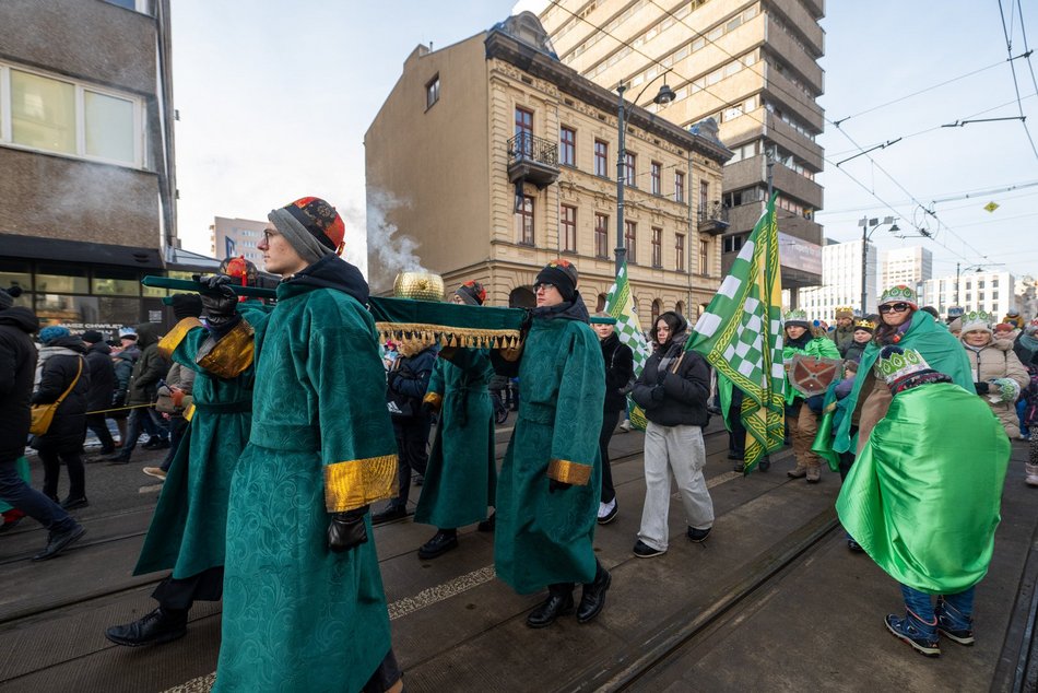 Łódź. Orszak Trzech Króli przeszedł ulicami Łodzi. Radosny pochód przyciągnął tłumy
