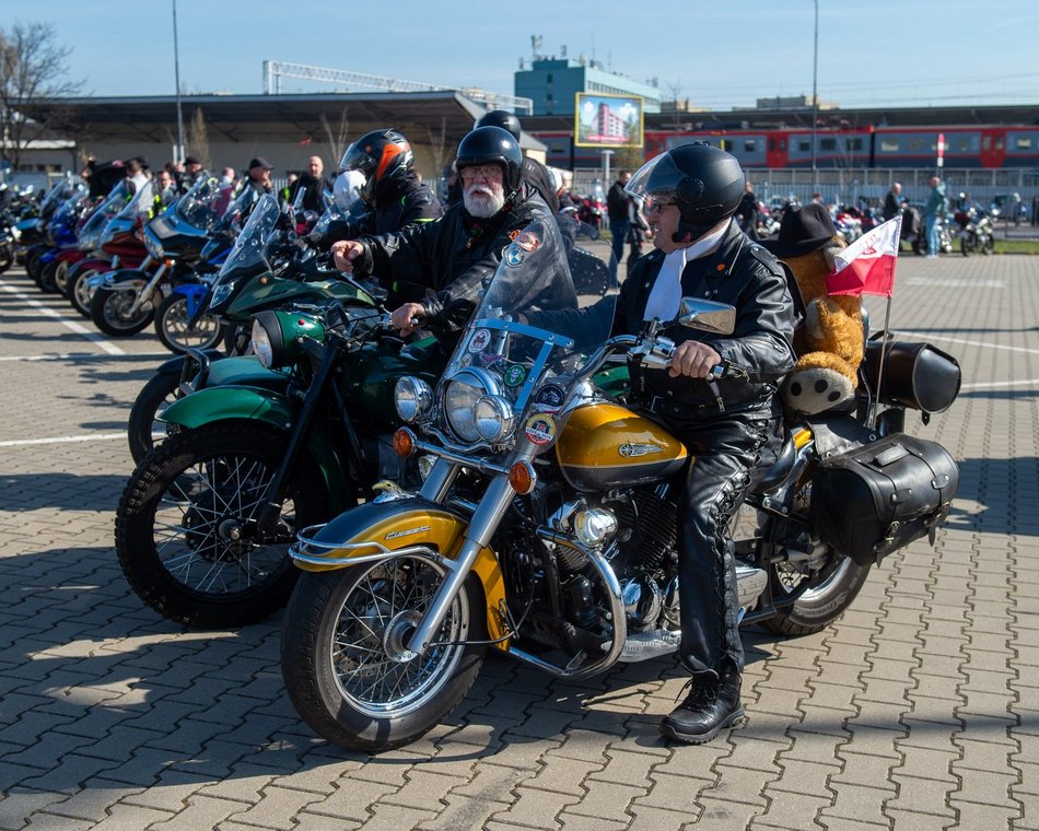 Parada motocyklistów przejechała ulicami Łodzi. Sezon rozpoczęty! Byłeś?