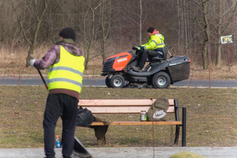 Łódź. Łódź sprząta na błysk po zimie! Pracownicy nie próżnują i porządkują ulice, parki, chodniki i nie tylko