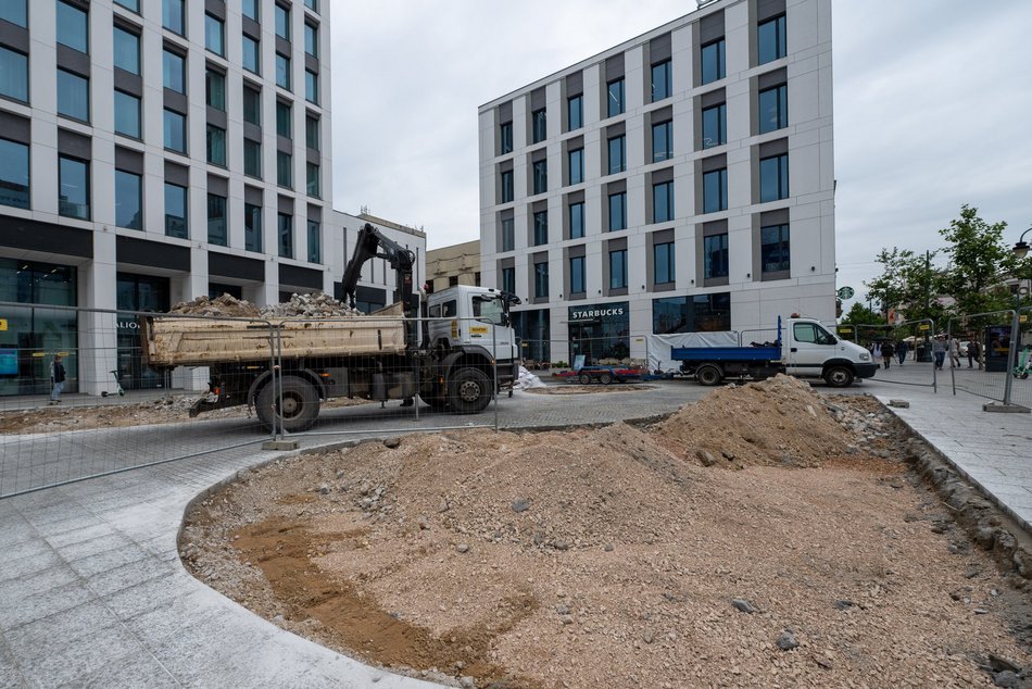 Łódź. Zielona oaza przy Stajni Jednorożców w Łodzi. Niemal 2 tysiące mkw. odbetonowanej powierzchni