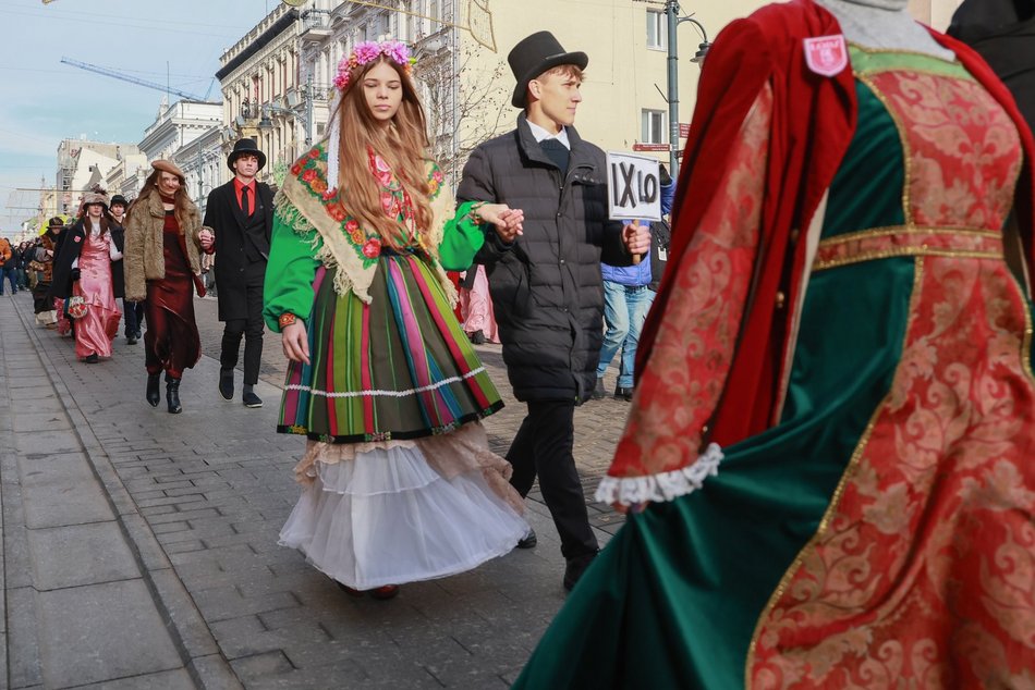 Łódź. Polonez dla Łodzi. Tłumy maturzystów zatańczyły na Piotrkowskiej. Razem z nimi łodzianie!