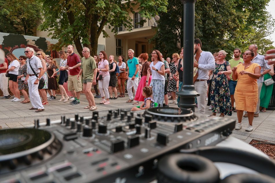 Łódź. Niedzielna potańcówka przy Piotrkowskiej. Łodzianie potrafią się bawić!