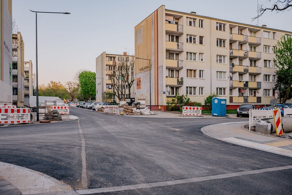 Łódź. Wioślarska w Łodzi po remoncie pierwszego odcinka. Nowe parkingi, jezdnia i chodniki