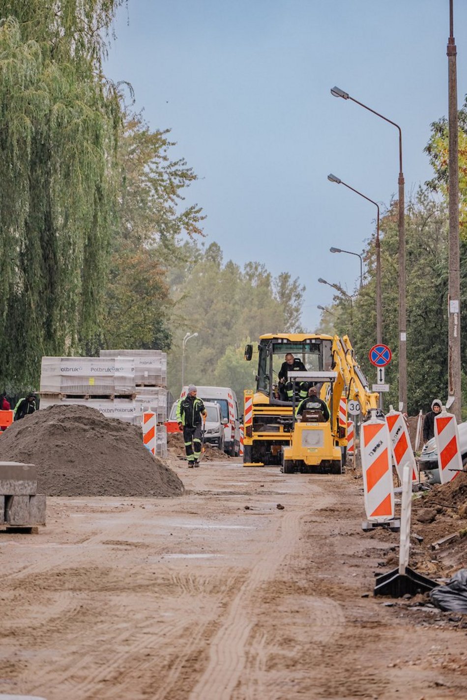 Łódź. Trwa budowa nowej nawierzchni na Gandhiego
