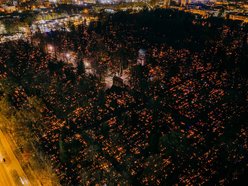 Stary Cmentarz w Łodzi z lotu ptaka. Nekropolia rozświetlona tysiącami zniczy