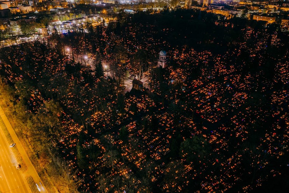Stary Cmentarz w Łodzi z lotu ptaka. Nekropolia rozświetlona tysiącami zniczy