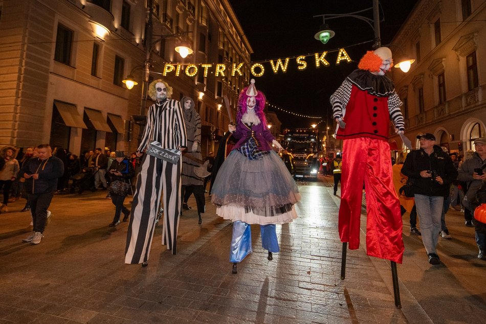 Łódź. Halloweenowa parada przeszła Piotrkowską w Łodzi. Tłumy duchów, czarownic i zombie!