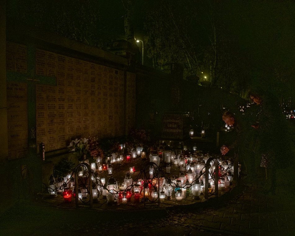 Cmentarz Zarzew w Łodzi po zmroku