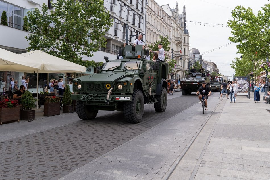 Parada na Piotrkowskiej przed meczem Marcina Gortata z NATO