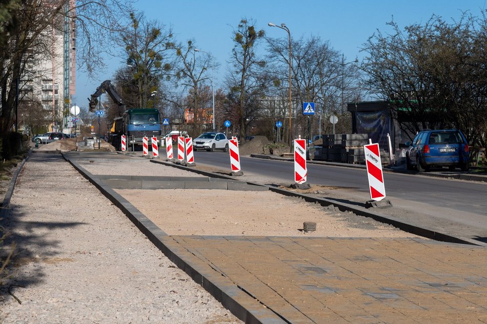 Łódź. Remont Bartoka w Łodzi. Jest już pierwsza warstwa jezdni, trwa budowa parkingów i chodników