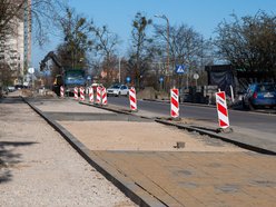 Łódź. Remont Bartoka w Łodzi. Jest już pierwsza warstwa jezdni, trwa budowa parkingów i chodników