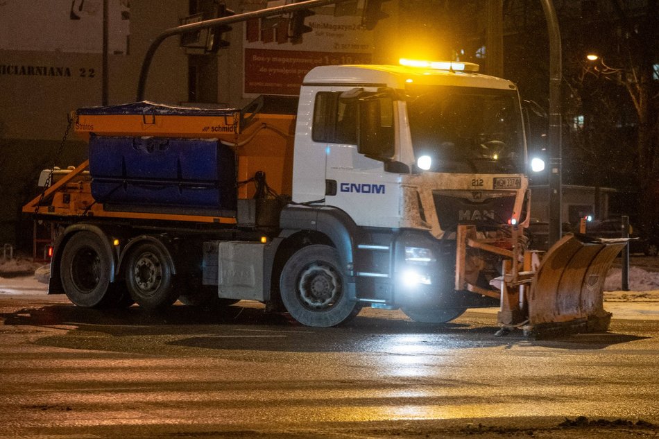 Łódź. Drogowcy walczą z gołoledzią