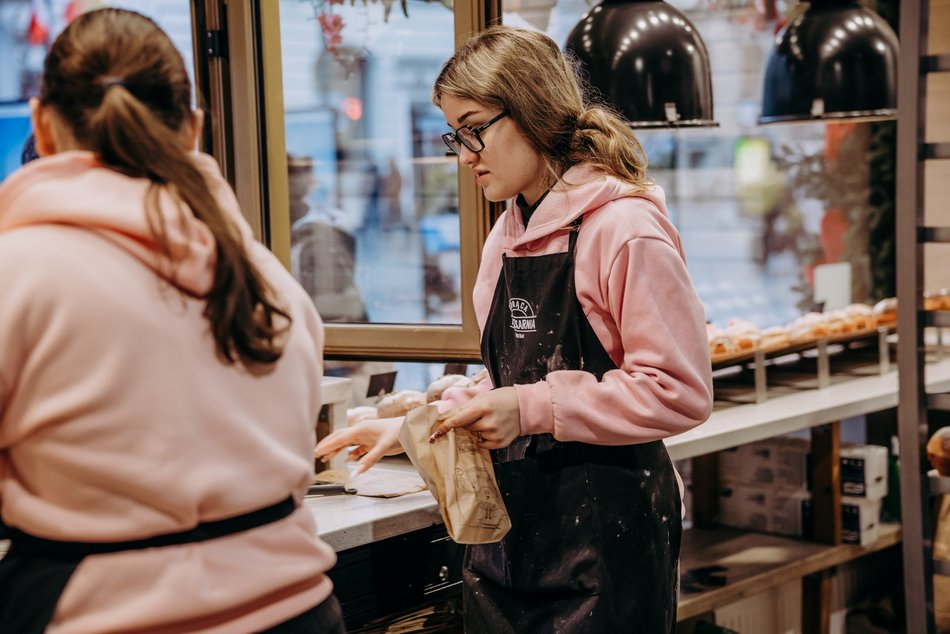Łódź. Tłusty czwartek w Łodzi od kulis. Tak smaży się 5 tys. pączków w Gorącej Pączkarni!